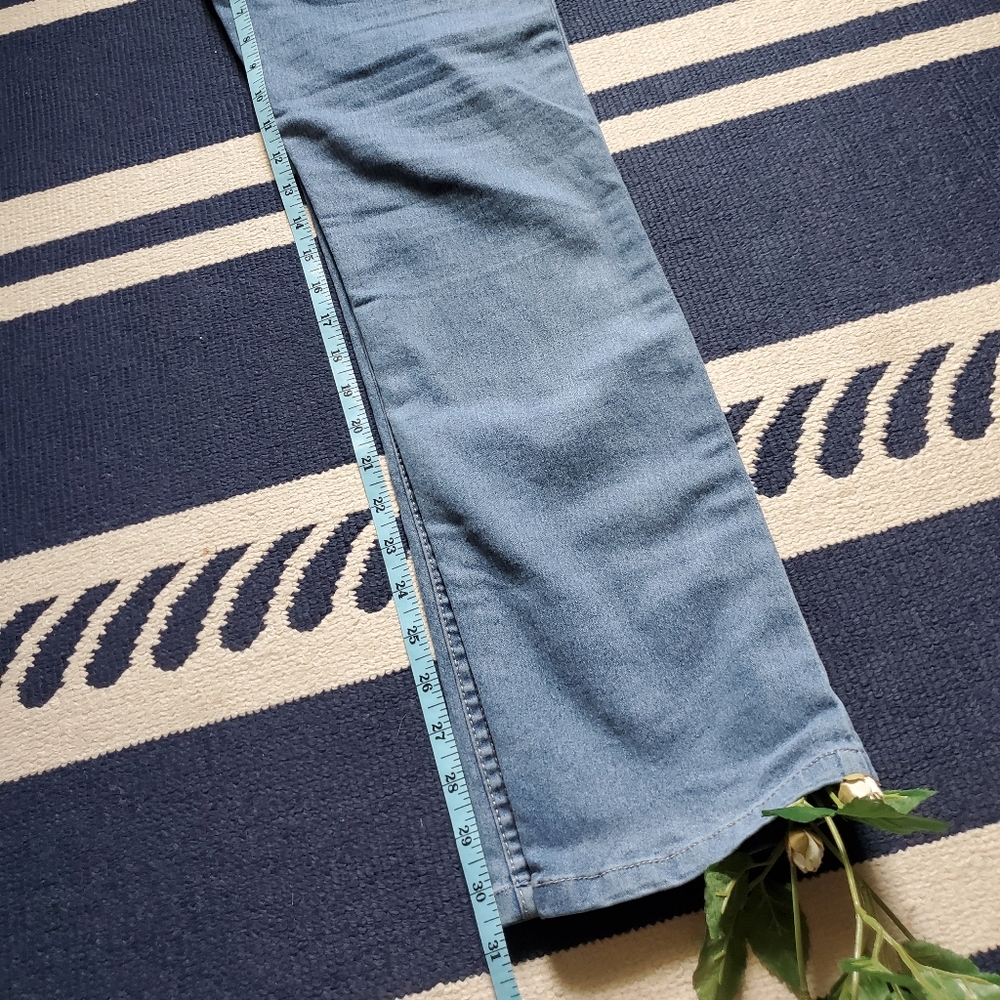 Light Levi's High Rise Jeans - Picture 4 of 9